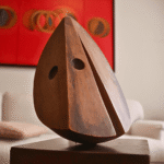 [Título de la Obra] (en cursiva), Año. Técnica/Materiales. Medidas.