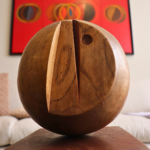 [Título de la Obra] (en cursiva), Año. Técnica/Materiales. Medidas.